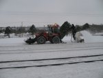 Трактор "Huddig" убирает снег