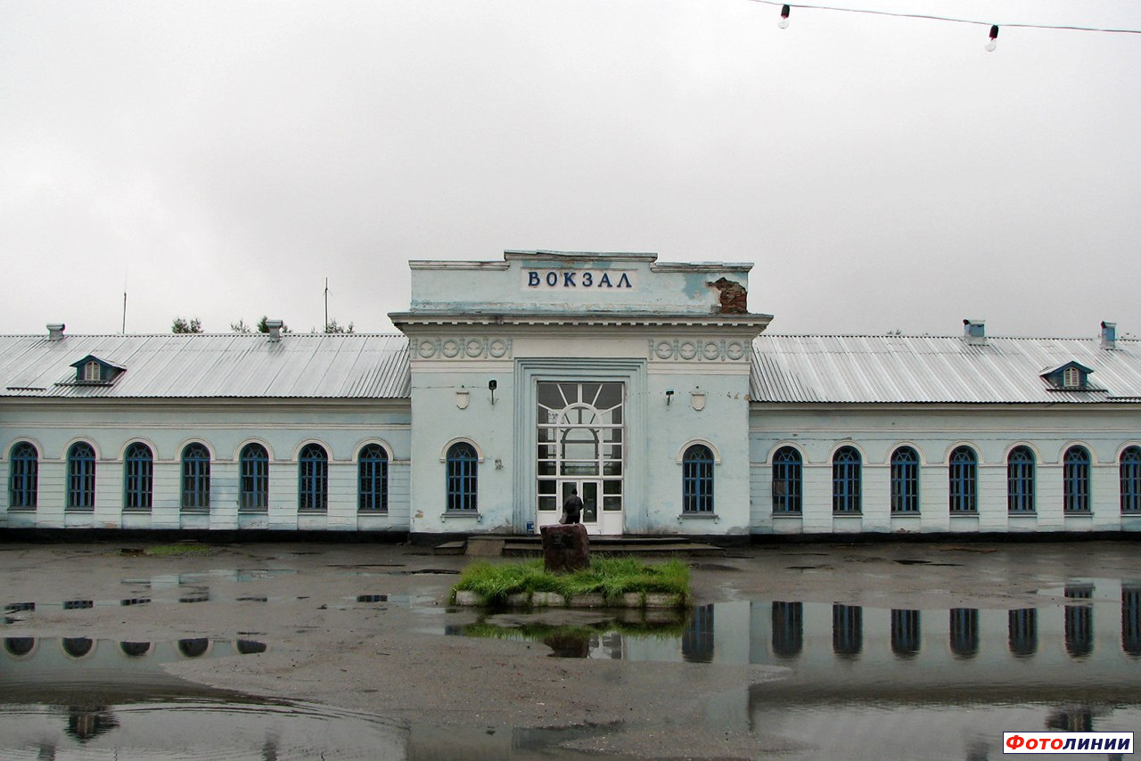 Вокзал, вид со стороны поселка