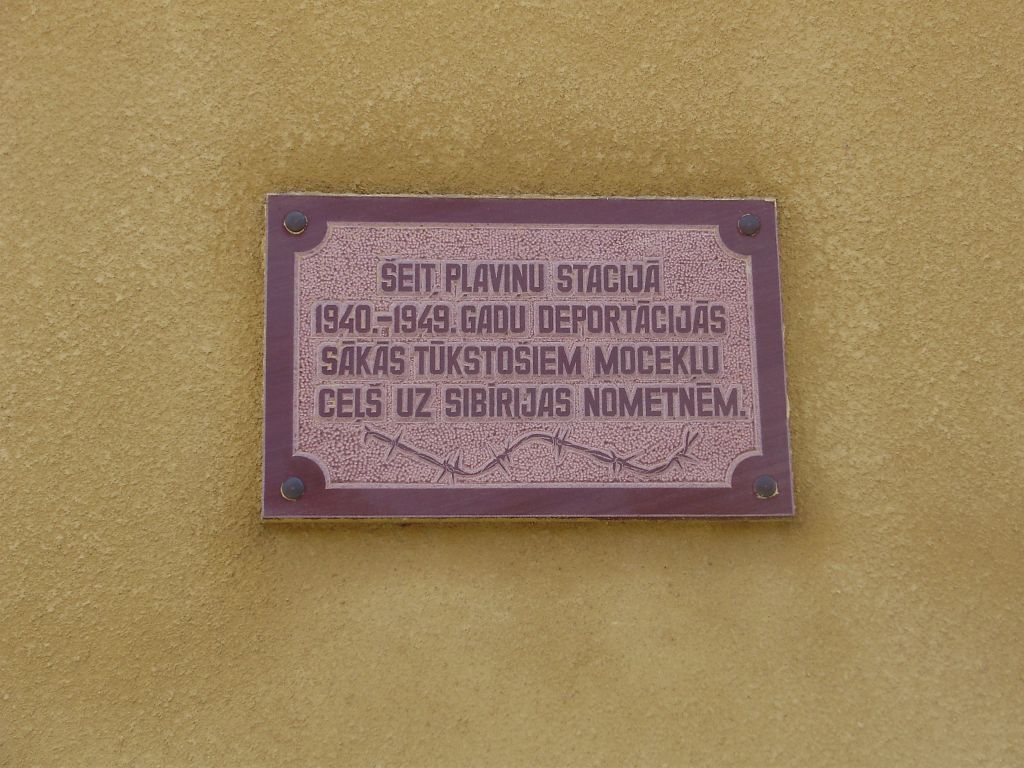 Мемориальная доска на здании вокзала