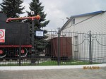 Узкоколейный вагон-памятник и гидроколонка
