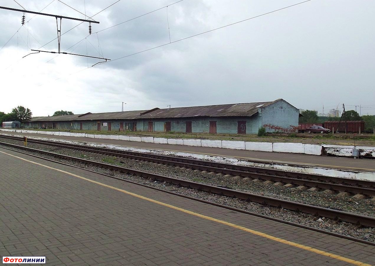 Третья и четвёртая пассажирские платформы, грузовая платформа и склады