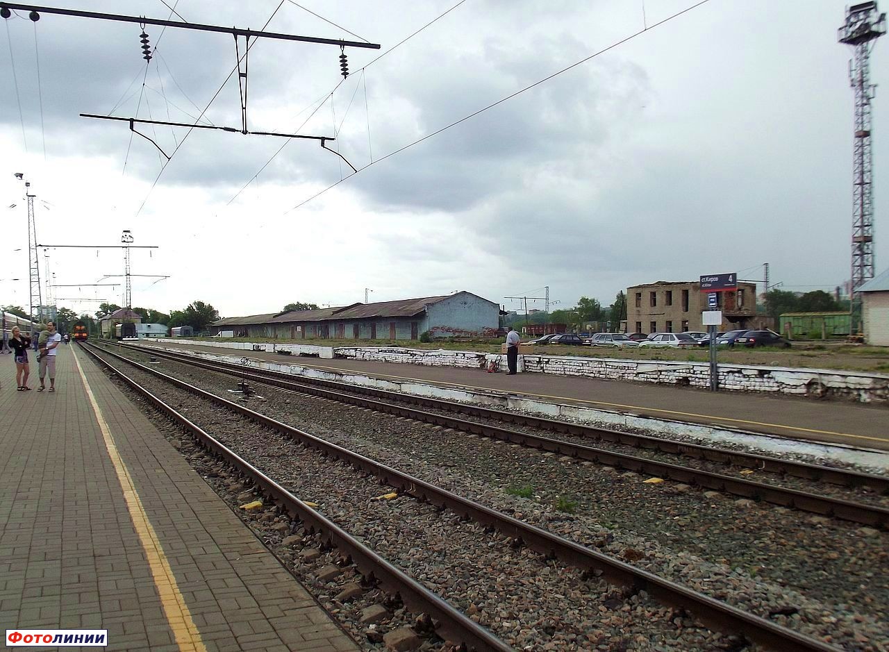 Третья и четвёртая пассажирские платформы, грузовая платформа и склады, вид в чётном направлении