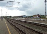 станция Киров: Третья и четвёртая пассажирские платформы, грузовая платформа и склады, вид в чётном направлении