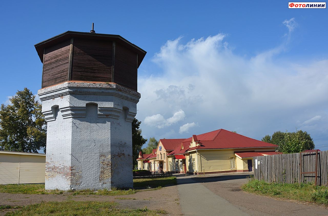 Водонапорная башенка и вокзал