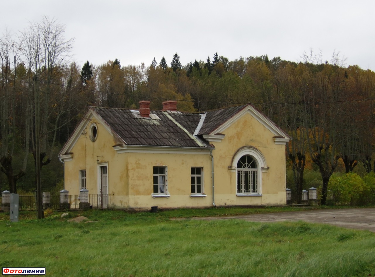 Здание вокзала со стороны села