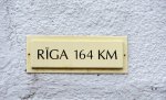 станция Лугажи: Табличка с указанием расстояния до Риги на стене здания ДСП