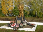 станция Отрожка: Памятник воинам, погибшим в 1942 году при обороне железнодорожных мостов