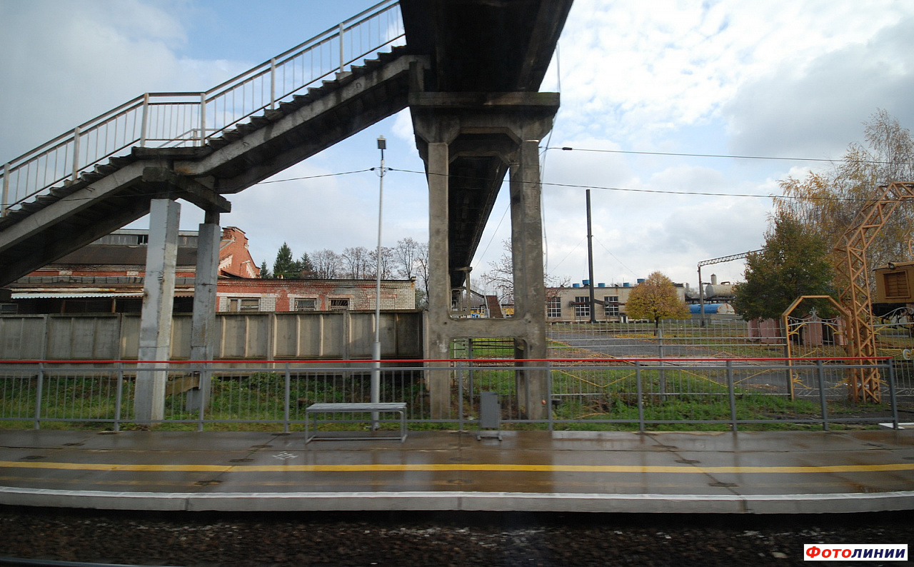 Платформа и пешеходный мост