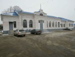 станция Подгорное: Пассажирское здание. Вид из посёлка
