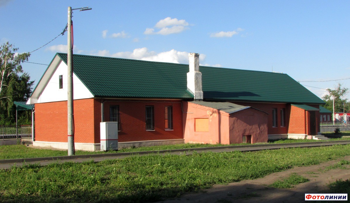 Пассажирское здание, вид со стороны посёлка Дмитриевка