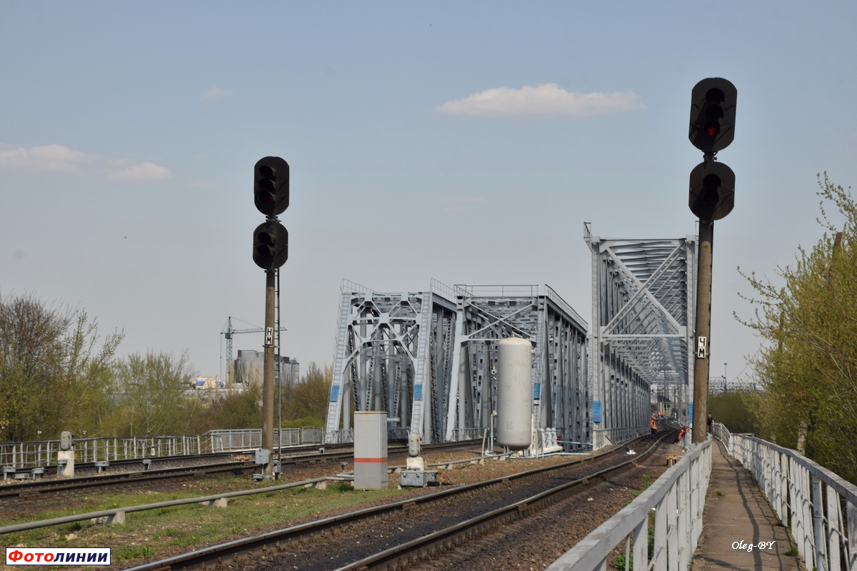 Светофоры НМ и ЧМ перед мостом через реку