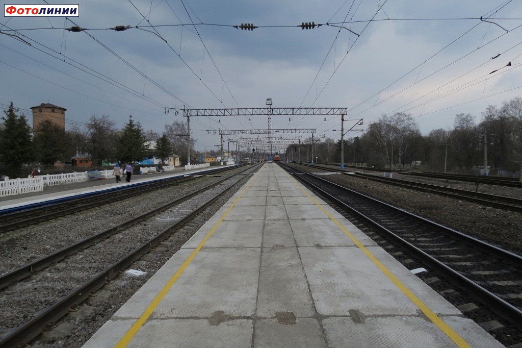 Вид с платформы в сторону Плотов